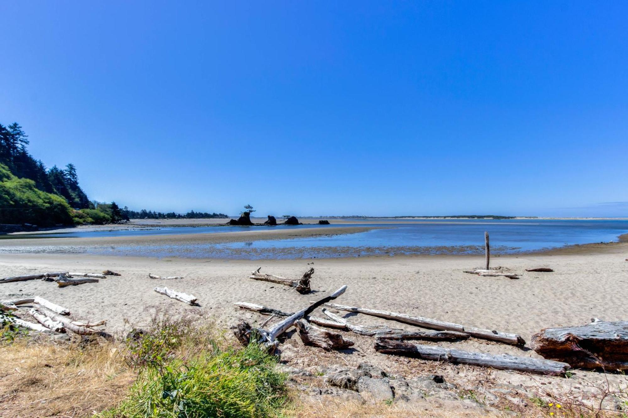 شقة Waters Edge Salishan Beach الغرفة الصورة