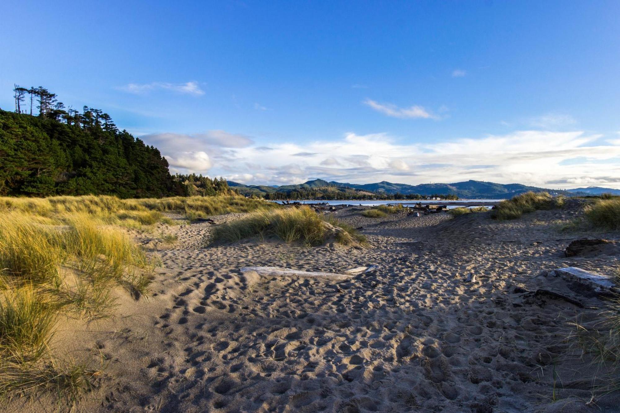 شقة Waters Edge Salishan Beach الغرفة الصورة