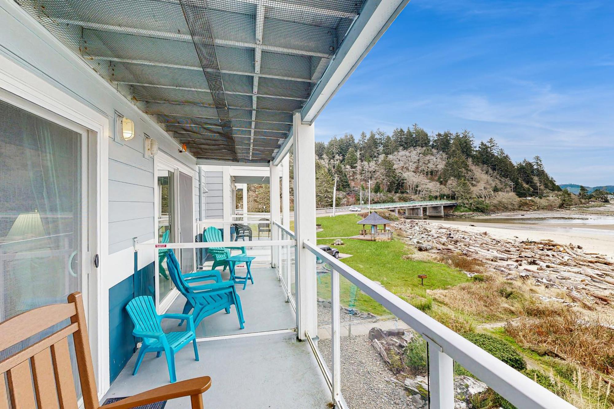 شقة Waters Edge Salishan Beach الغرفة الصورة